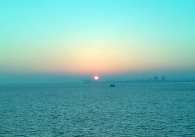 大阪湾の向こうの夕陽