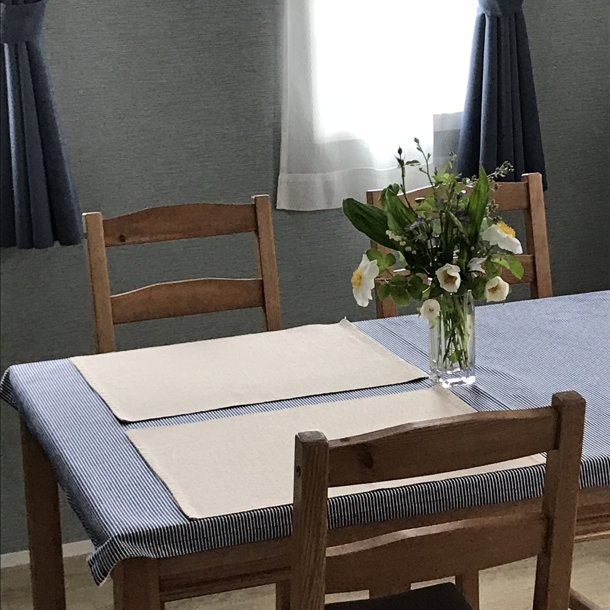 「食卓に花瓶」